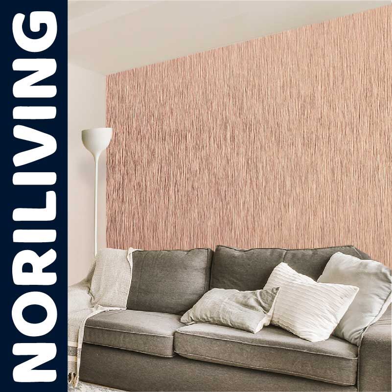 Modernes Wohnzimmer mit eleganter Tapete und grauem Sofa Ein stilvolles Wohnzimmer mit einer strukturierten, beige Tapete und einem grauen Sofa, dekoriert mit weißen Kissen.