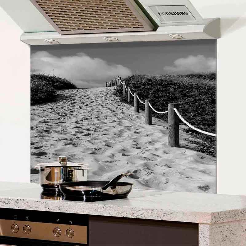 Moderne Küchenrückwand mit Fotodruck eines Sandwegs durch Dünen