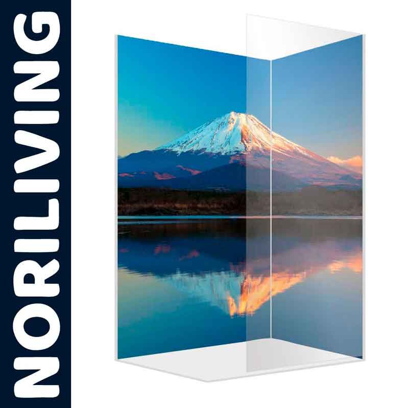 Glaswand mit Bergmotiv und Spiegelung im Wasser, präsentiert von Noriliving
