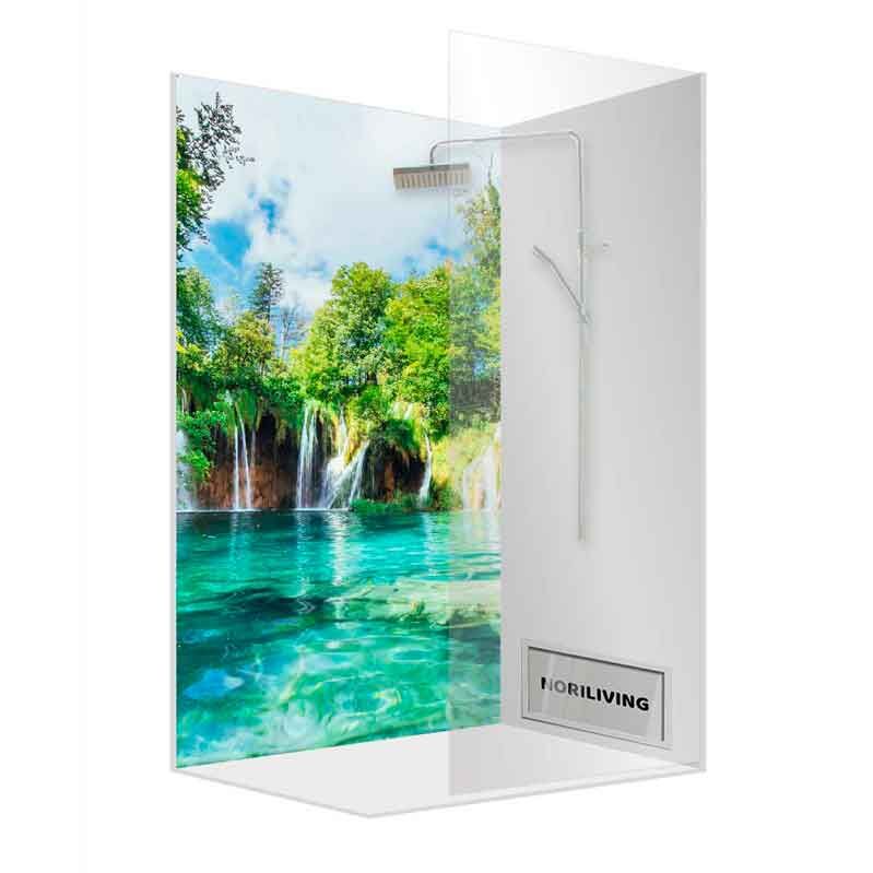 Duschkabine mit Glaswand, bedruckt mit Naturmotiv eines Wasserfalls und klaren blauen Wassers