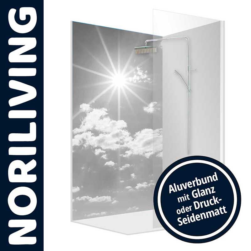 Abgebildet ist eine Duschrückwand mit einem sonnigen Wolkenmotiv. Das Design ist in Aluverbund erhältlich, entweder mit glänzender oder seidenmatter Oberfläche. Links im Bild ist das Logo von Noriliving zu sehen.