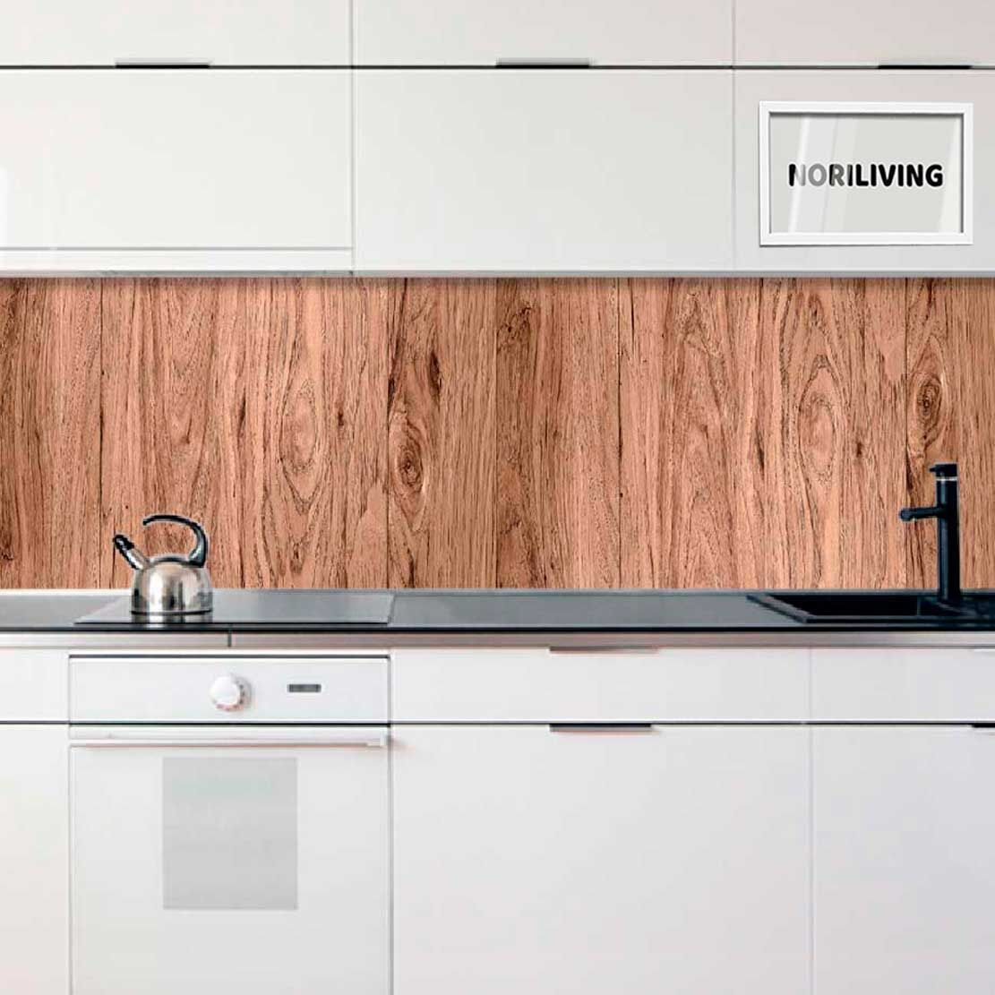 Moderne Küche mit Holz-Backsplash, weißen Hängeschränken und schwarzem Wasserhahn