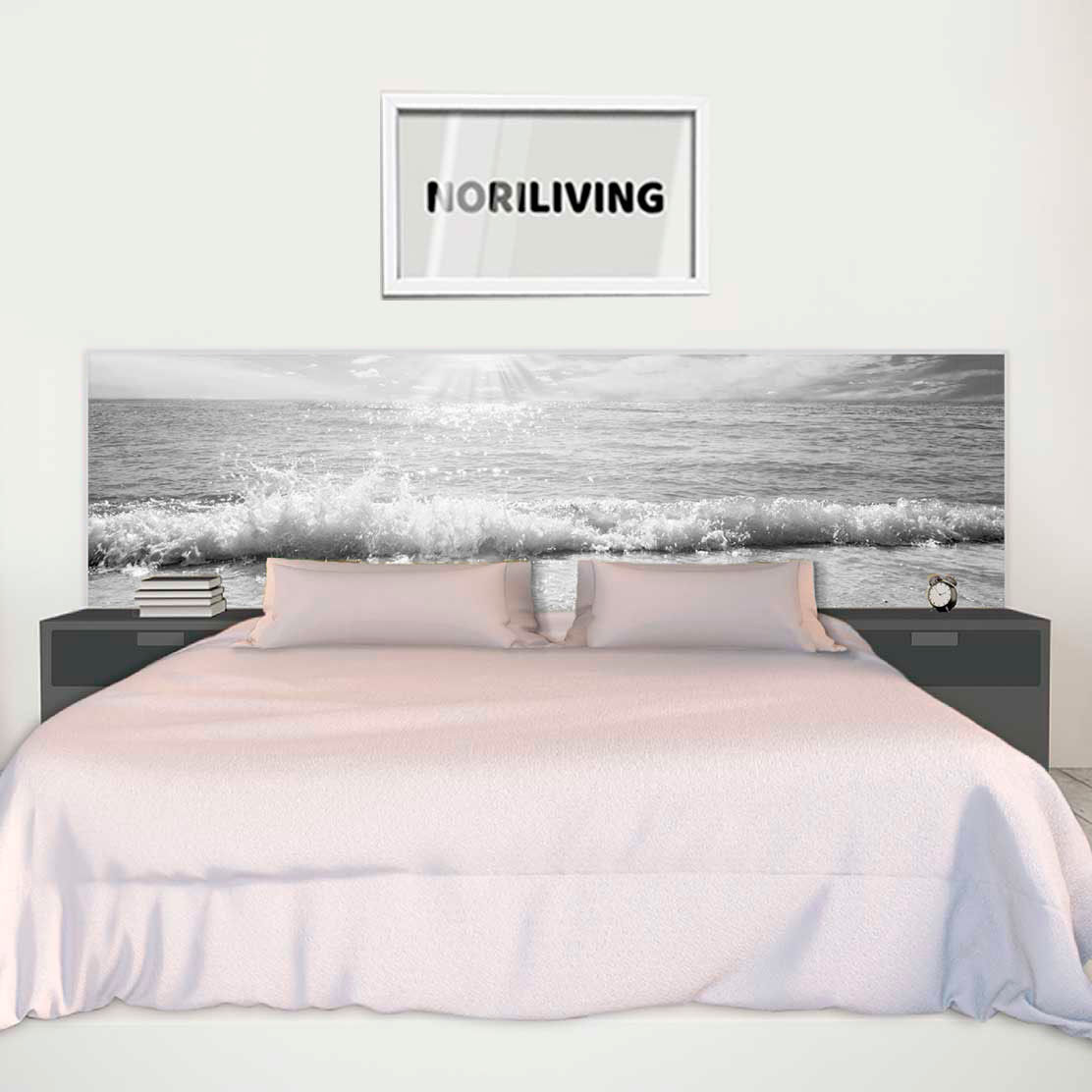 im Schlafzimmer eingebaute Bettrückwand mit Motiv Am Strand 685 schwarz-weiß