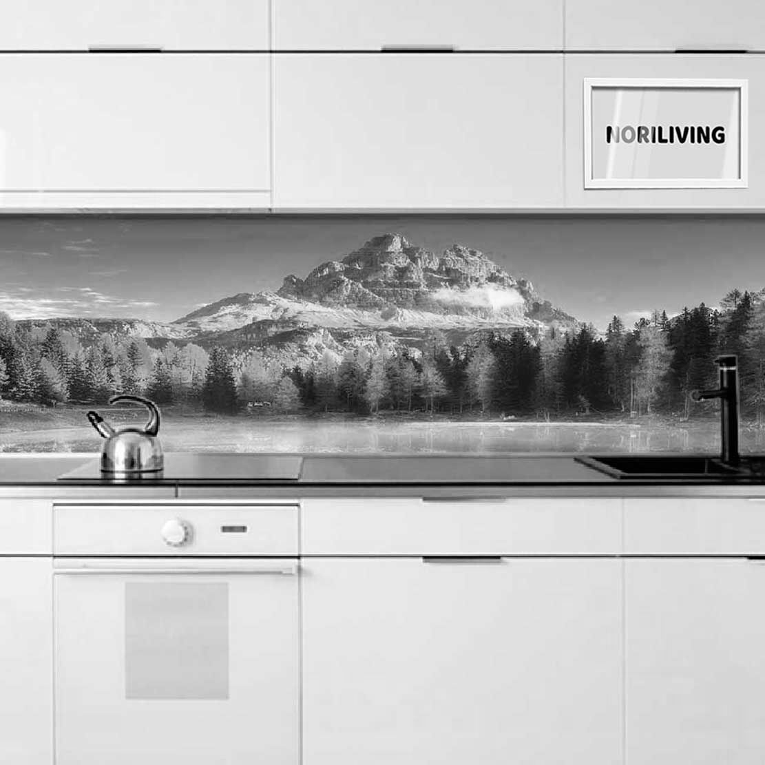 in der Küche eingebaute Küchenrückwand mit Motiv See und Berge im Herbst 382 schwarz-weiß