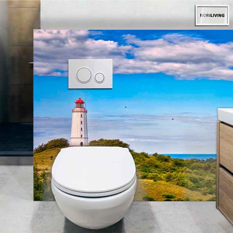 Ein Badezimmer mit einer Tapete, die einen Leuchtturm und blauen Himmel zeigt. Die Toilette ist modern gestaltet mit einem halbhohen Spülkasten.