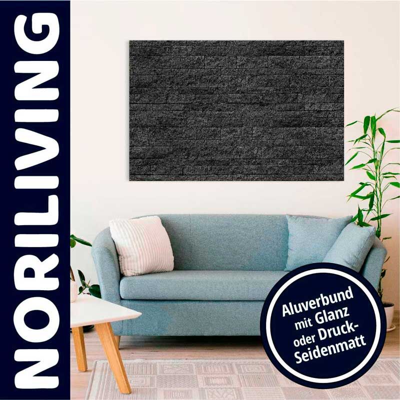 Wohnzimmer mit einem stilvollen, dunkel strukturierten Aluverbund-Wandbild über einem blauen Sofa und einem Pflanzenarrangement