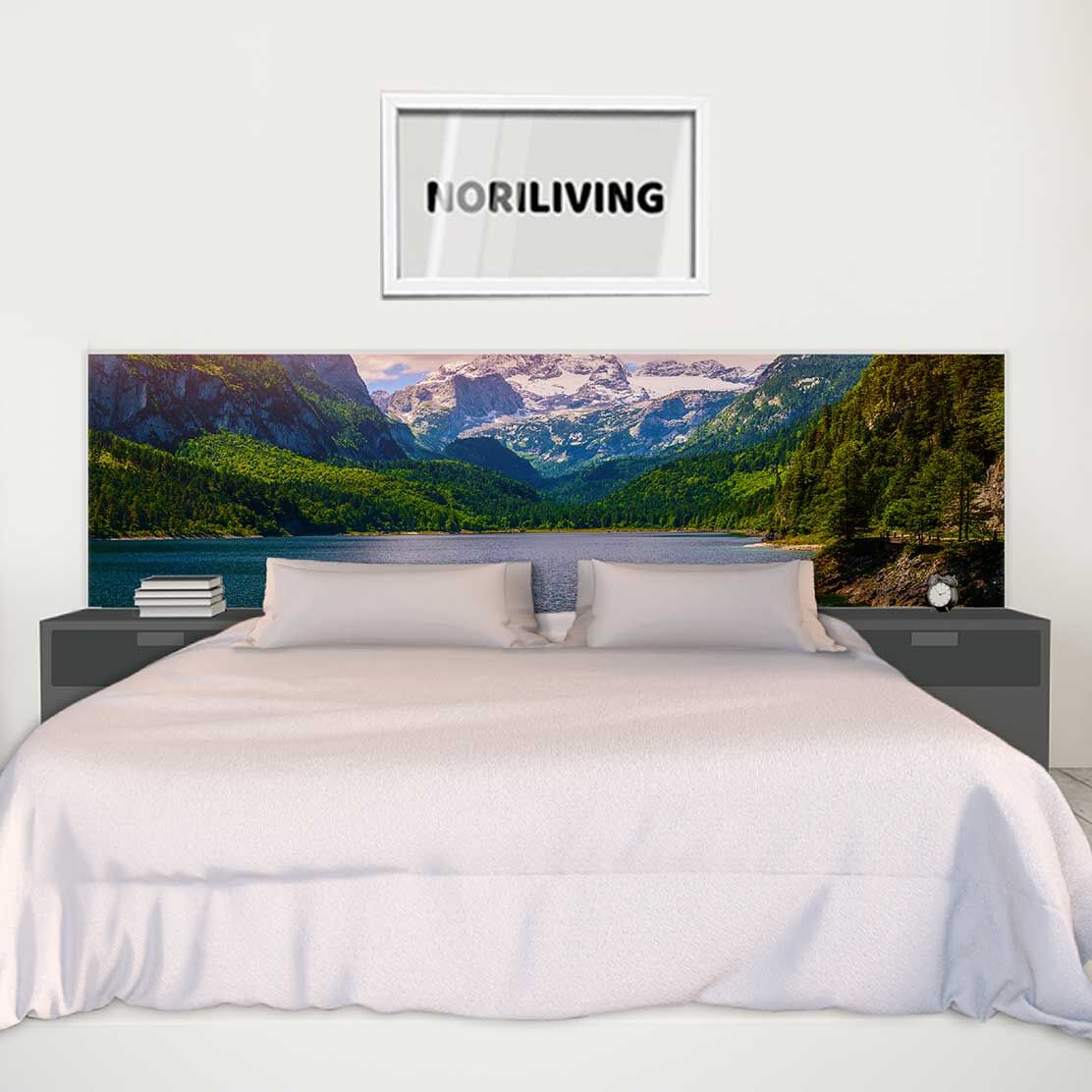 Schlafzimmer mit einem Bett, das ein Headboard mit Berglandschaft, zwei Nachttische und ein Bild an der Wand zeigt