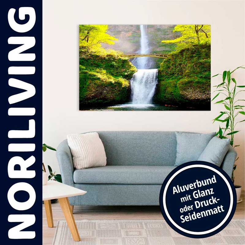 Gestyltes Wohnzimmer mit einem Aluverbund Wandbild von Noriliving, das einen beeindruckenden Wasserfall zeigt und durch Glanz oder Druck-Seidenmatt hervorsticht.