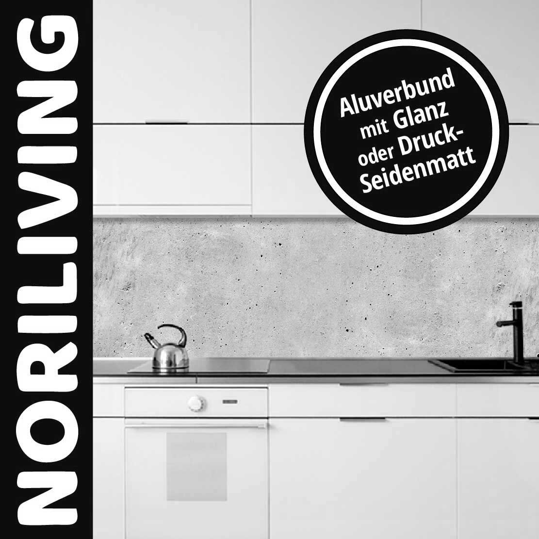 Küchenszene mit weißer Einrichtung und Alu-Verbundrückwand in Betonoptik von NORILIVING