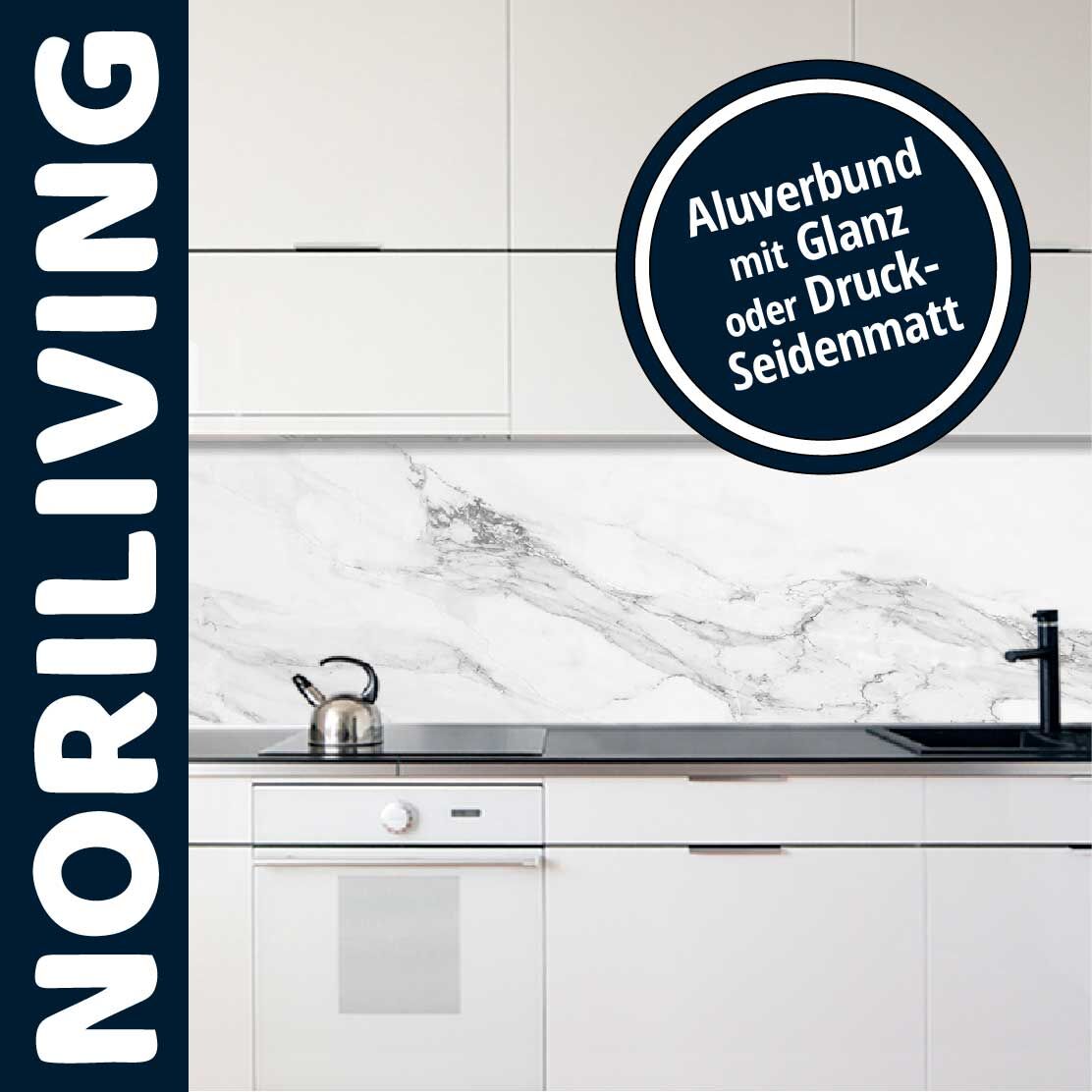 Moderne Küche mit weißem Design und Aluverbundspritzschutz in glänzender oder druck-seidenmatter Ausführung von NORILIVING