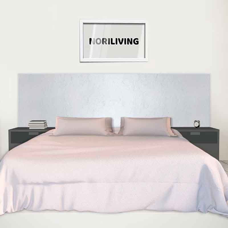 Helles Schlafzimmer mit Doppelbett, hellrosa Bettwäsche und grauen Nachttischen, Foto von Noriliving.