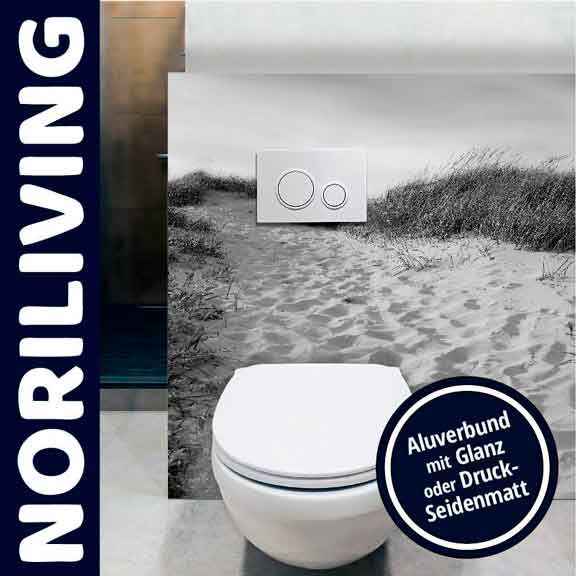 Toilette mit innovativem Design, integriert in eine stilvolle Wandverkleidung mit Strandmotiv, akzentuiert durch NORILIVING-Schriftzug.
