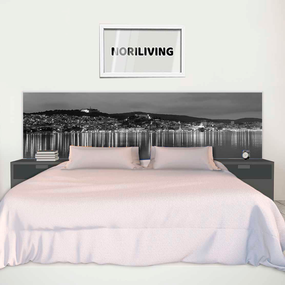 im Schlafzimmer eingebaute Bettrückwand mit Motiv Sibenik in der Nacht Kroatien 719 schwarz-weiß