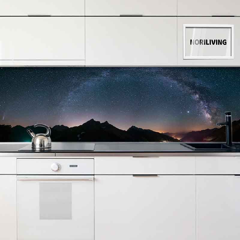 in der Küche eingebaute Küchenrückwand mit Motiv Milchstraßenbogen und Sterne am Nachthimmel über den Alpen 839