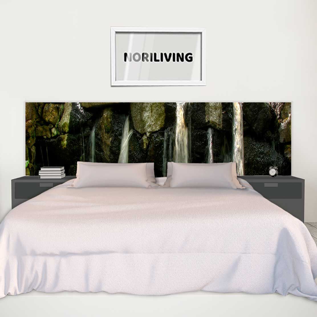 Schlafzimmer mit großem Bett, Wasserfallmotiv auf der Wand und Noriliving-Bild