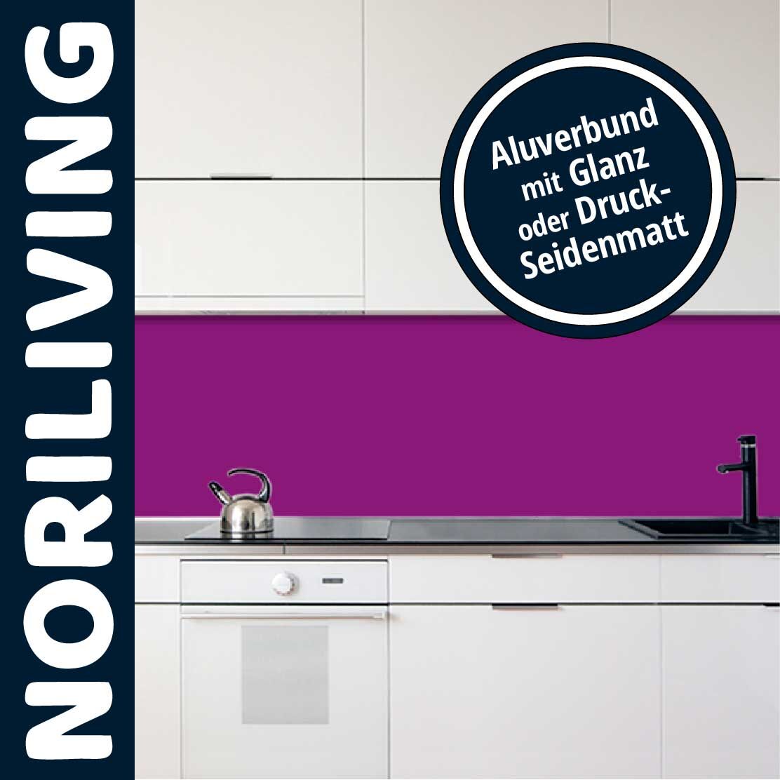 Küche mit lila Aluverbund-Rückwand, NORILIVING-Schriftzug, glänzend oder seidenmatt