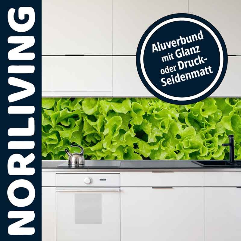 Moderne Küche mit grüner Salatmotiv-Rückwand aus Aluverbund