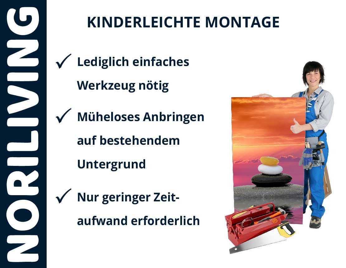 Plakat mit Text 'Kinderleichte Montage', Person mit Werkzeug und Bild von einem Sonnenuntergang, Box mit Werkzeugen im Vordergrund