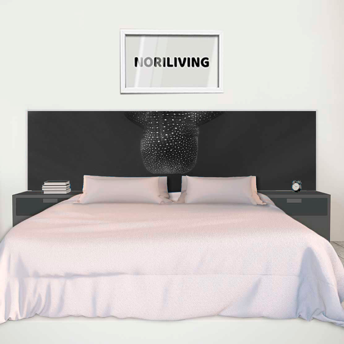 im Schlafzimmer eingebaute Bettrückwand mit Motiv Walhai 648 schwarz-weiß
