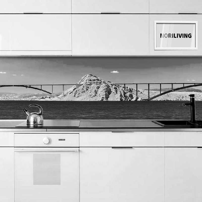 Schwarz-weiß Bild einer modernen Küche mit Landschaftsrückwand und Brückenmotiv