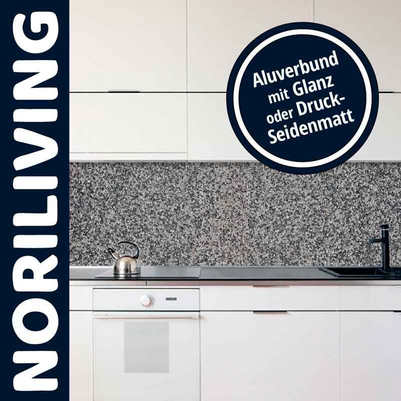 Küchenzeile mit glänzender Aluverbund-Rückwand und NORILIVING-Logo