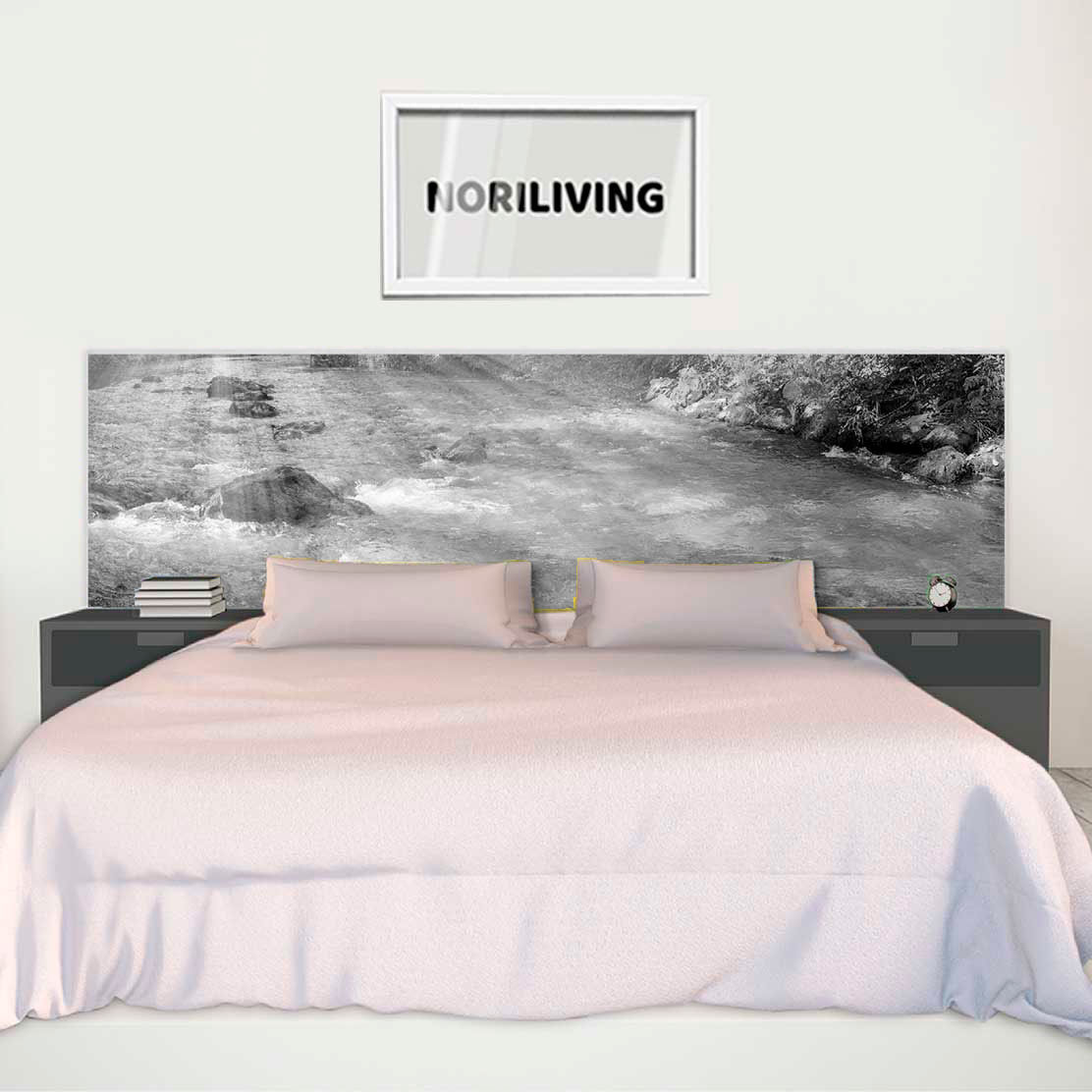 im Schlafzimmer eingebaute Bettrückwand mit Motiv Sonnenuntergang an der Loisach Bayern 726 schwarz-weiß