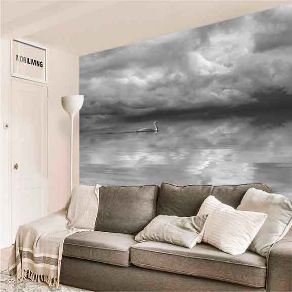 Stilvolles Wohnzimmer mit grauem Sofa und großem Wandbild eines Sees mit Schwan und Wolken