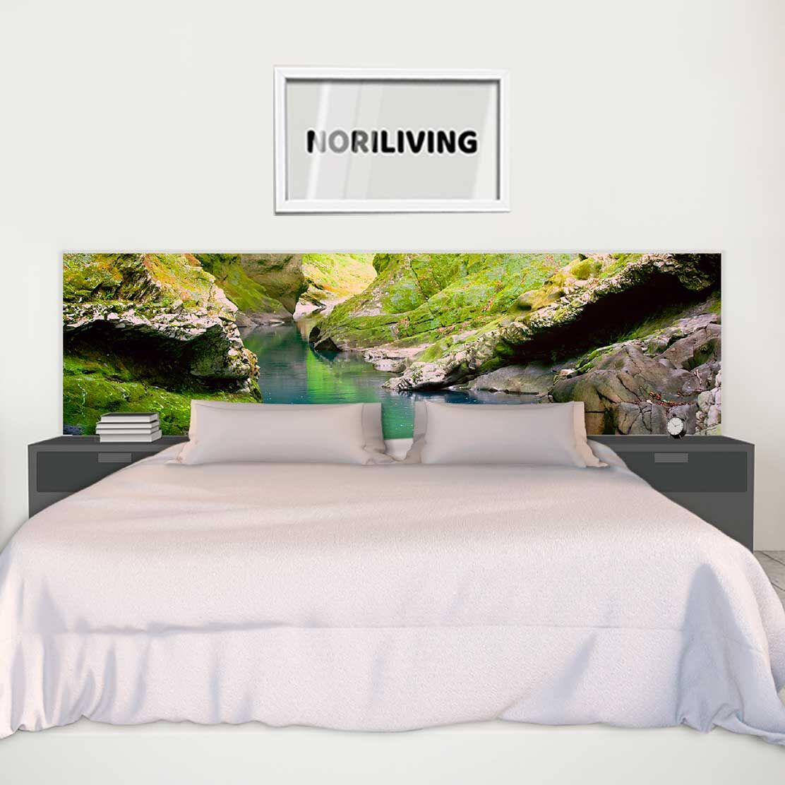 im Schlafzimmer eingebaute Bettrückwand mit Motiv Fluss im Wald 131