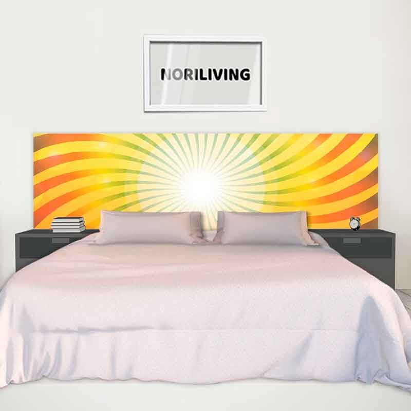 Doppelbett mit bunt-gestaltetem Kopfteil und minimalistischer Dekoration