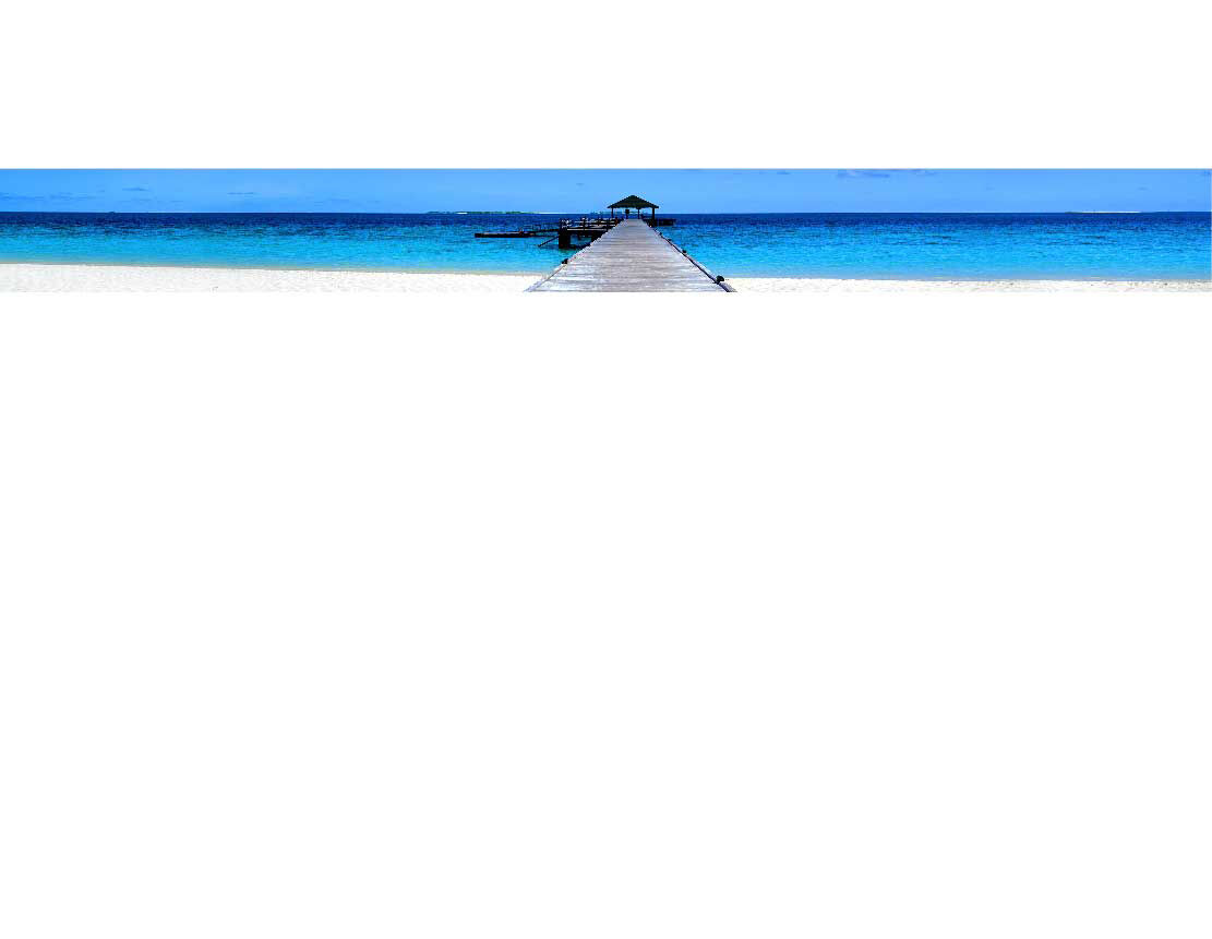 Holzsteg führt zu einer Hütte über türkisblauem Meer an einem sonnigen Strand