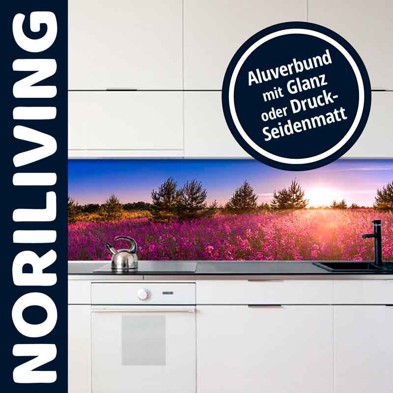 Helle Küche mit Aluverbund-Rückwand und Landschaftsmotiv in Lila und Orange von NORILIVING