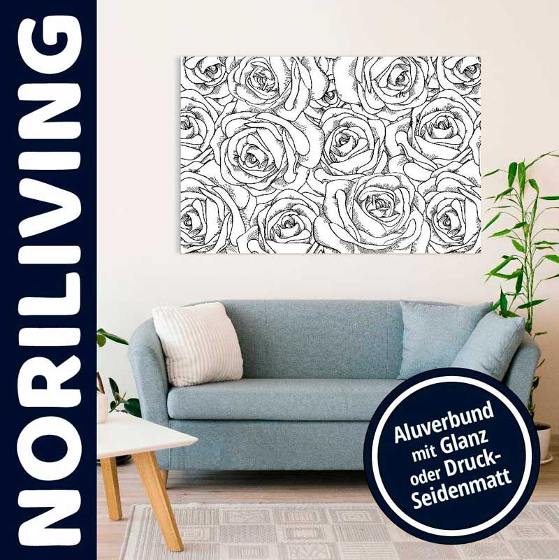 Ein stilvolles Rosendesign auf einer Aluverbund-Platte, aufgehängt über einem blauen Sofa, umgeben von Pflanzen, für elegantes Wohndesign