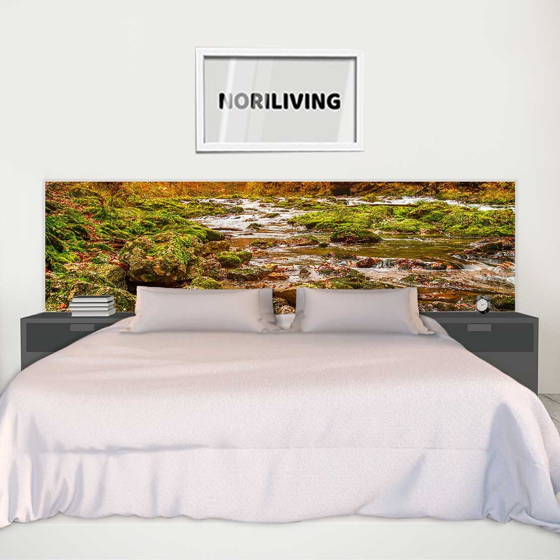 im Schlafzimmer eingebaute Bettrückwand mit Motiv Herbstlandschaft mit Bach 032