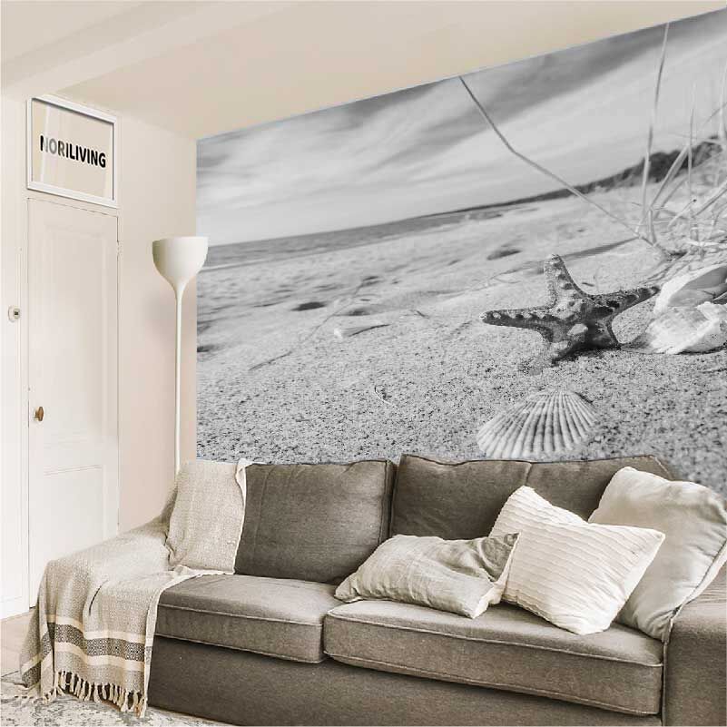 im Wohnzimmer eingebaute Wohnzimmerrückwand mit Motiv Seesterne und Muscheln am Strand 009 schwarz-weiß