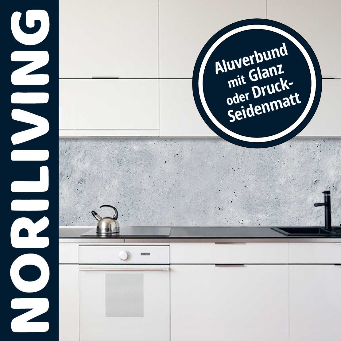 Helle Küche mit Metallwasserkocher auf dem Herd und eleganter Aluverbund-Rückwand in Glanz oder Druck-Seidenmatt von NORILIVING