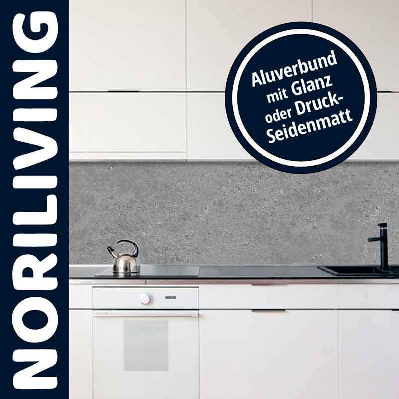 Helle Küche mit Aluverbundrückwand in Steinoptik, Wasserkocher und Spüle, Schriftzug NORILIVING
