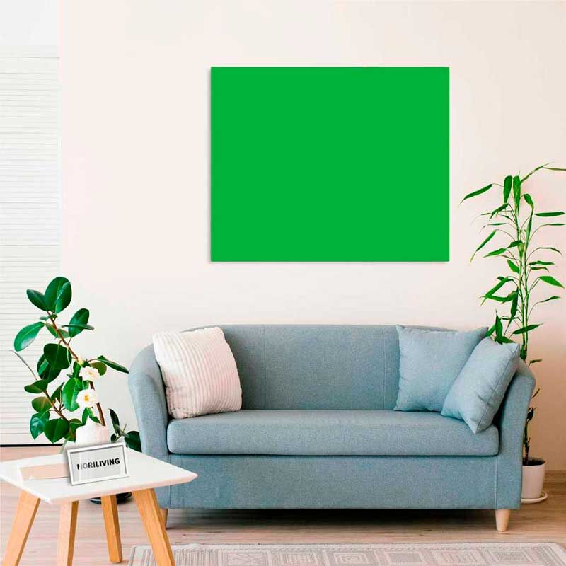 Wohnzimmer mit blauem Sofa, grünem Wandbild und Pflanzen