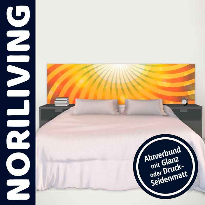 Schlafzimmer mit Bett und farbenfrohem Kopfteil, flankiert von Nachttischen, gestaltet von Noriliving