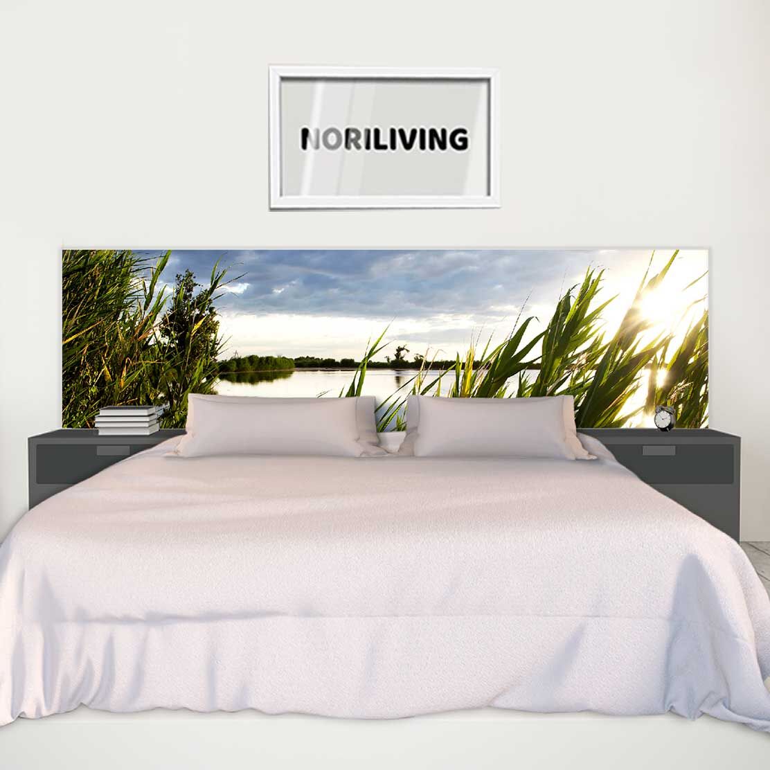 im Schlafzimmer eingebaute Bettrückwand mit Motiv Sonnenaufgang am bewachsenen See 701