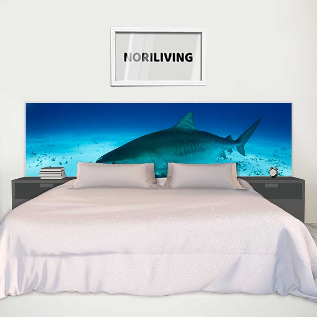 im Schlafzimmer eingebaute Bettrückwand mit Motiv Tigerhai unter Wasser 604