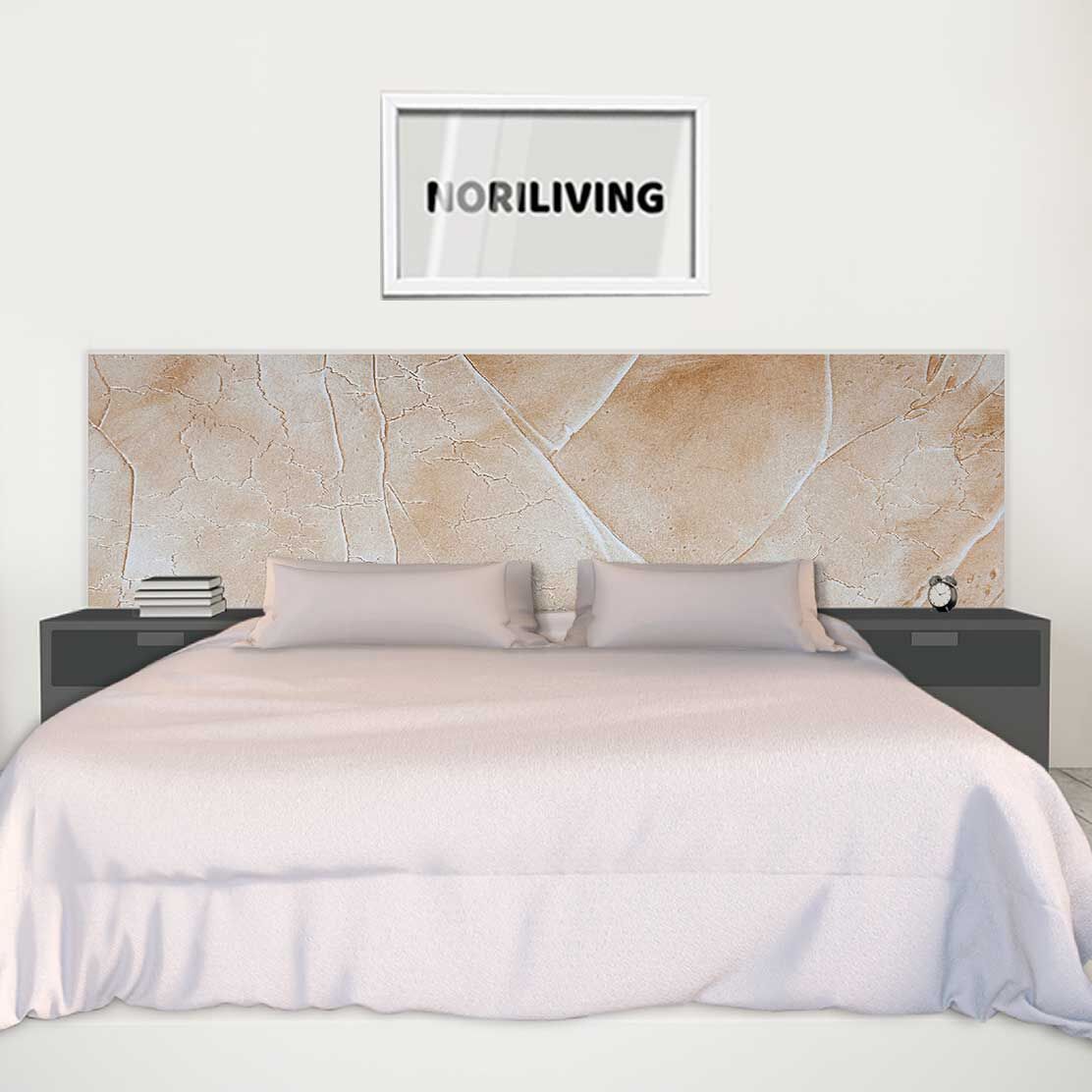 im Schlafzimmer eingebaute Bettrückwand mit Motiv Marmor beige 705