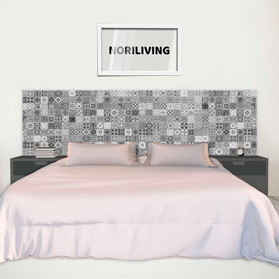 im Schlafzimmer eingebaute Bettrückwand mit Motiv Keramikfliesenmuster aus Portugal 264 schwarz-weiß