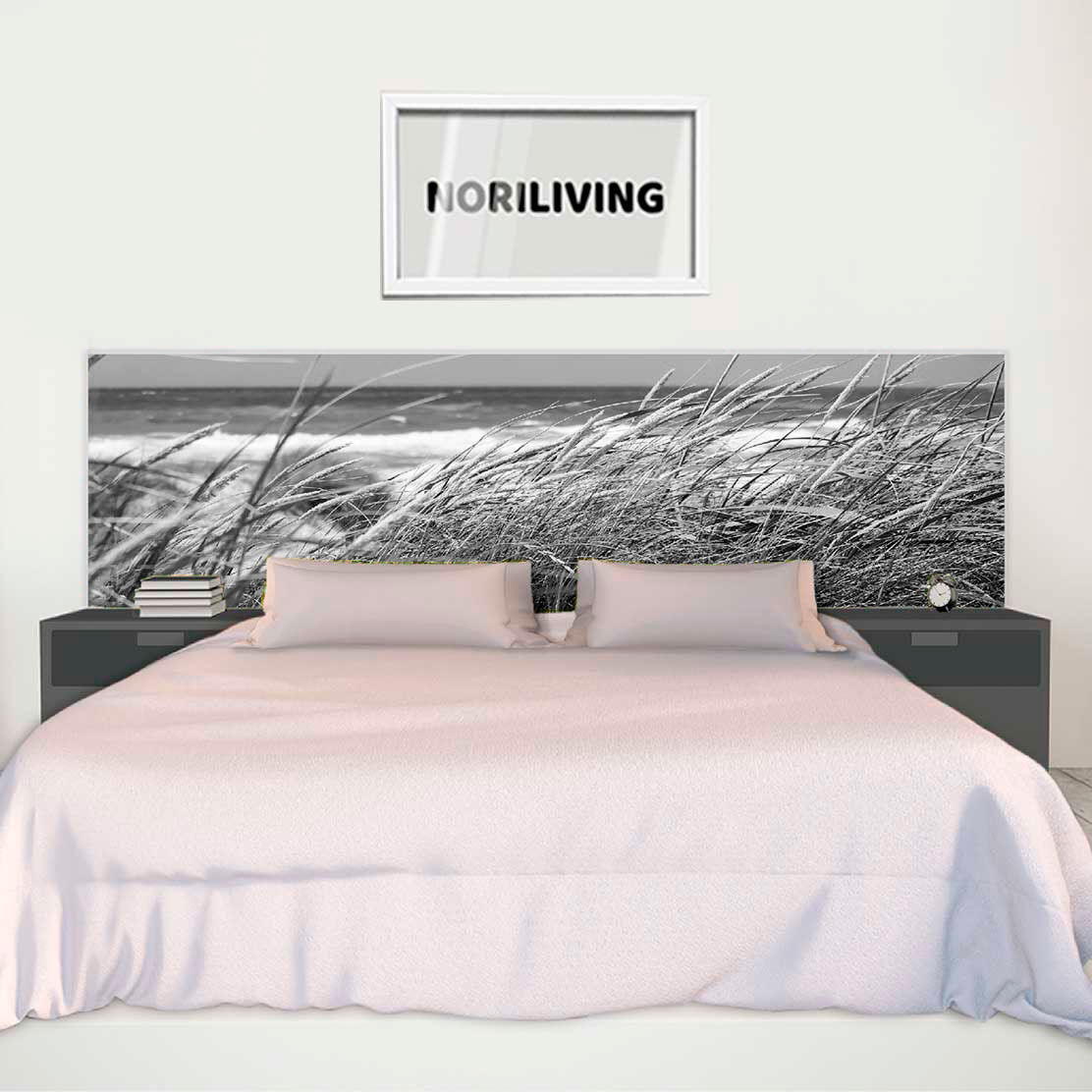 im Schlafzimmer eingebaute Bettrückwand mit Motiv eine Möwe fliegt durch die Dünen 785 schwarz-weiß