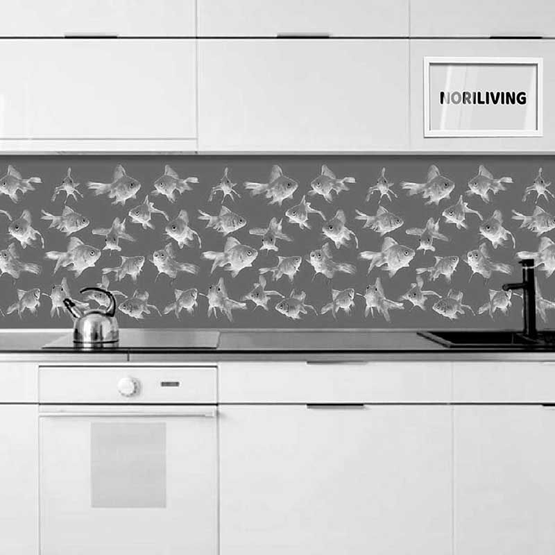 Schwarz-weißes Bild einer modernen Küche mit weißem Schrank und Wasserkocher. Eine Wand zeigt ein Muster mit schwimmenden Fischen.