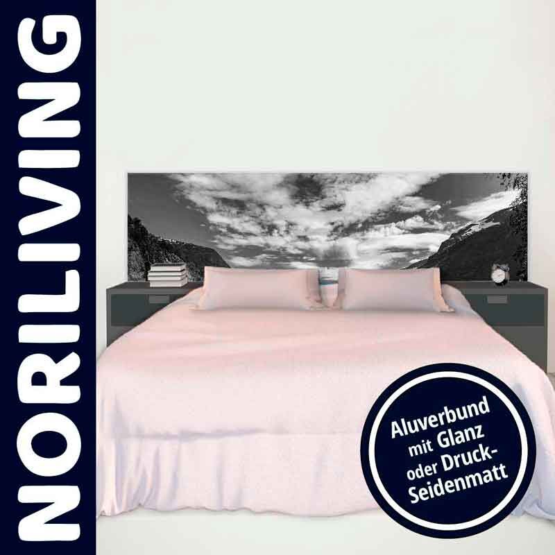 Modernes Schlafzimmer mit großem Bett, Alubild-Kopfteil und Nachttischen