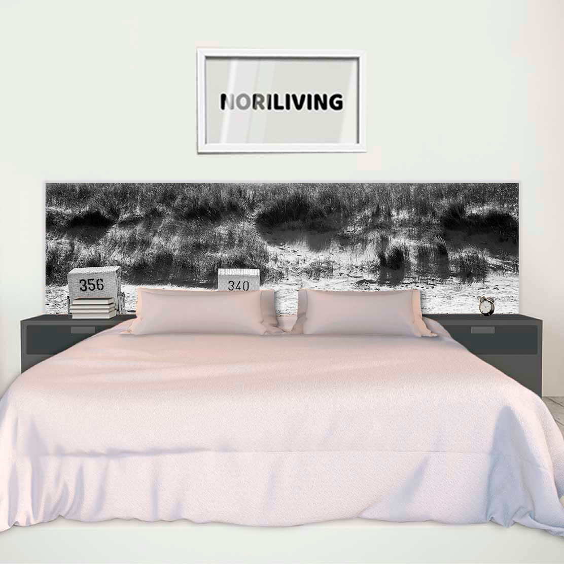 im Schlafzimmer eingebaute Bettrückwand mit Motiv Strandkörbe und Grasdünen auf der Insel Sylt 141 schwarz-weiß