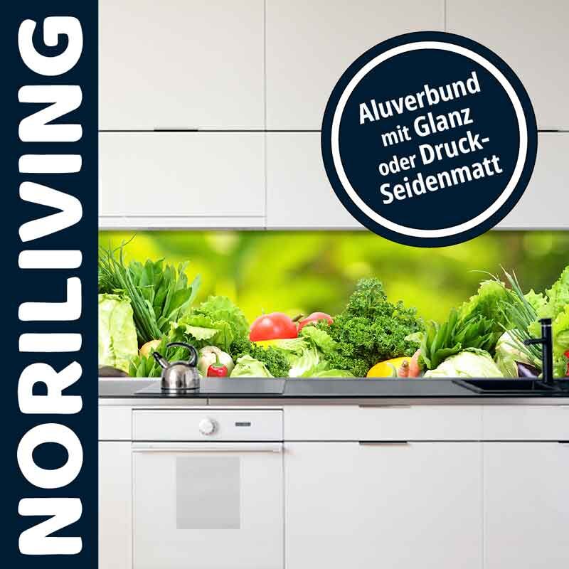 Moderne Küche mit Küchenrückwand aus Aluverbund, dekoriert mit frischem Gemüse-Motiv. Erhältlich in Glanz oder Druck-Seidenmatt.