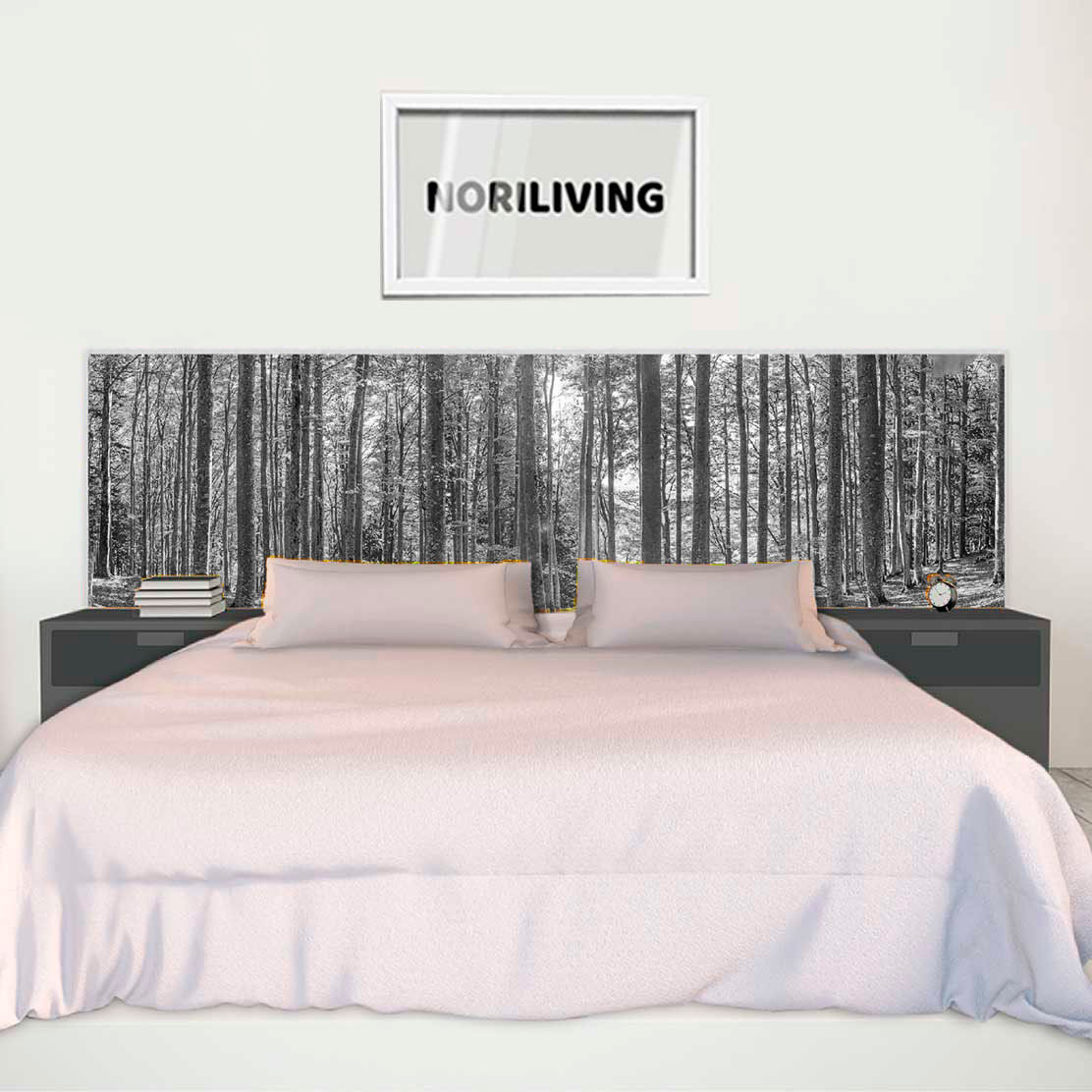 im Schlafzimmer eingebaute Bettrückwand mit Motiv Herbstwald mit Buchen und Sonnenstrahlen 138 schwarz-weiß
