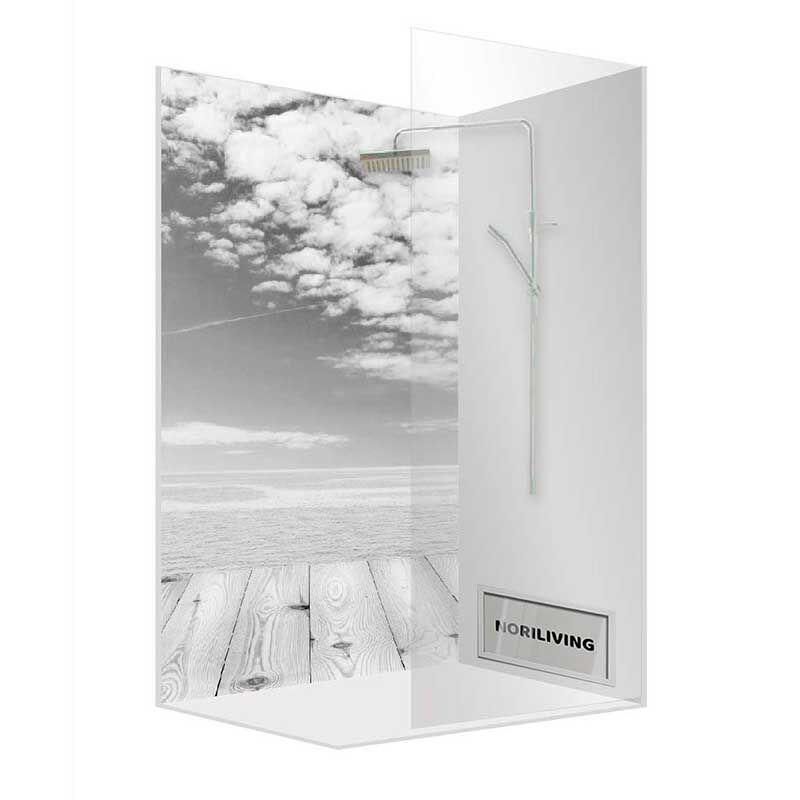 Eine moderne Duschkabine mit einem Strandmotiv an der Rückwand und einer hochwertigen Regendusche. Das Bild zeigt einen minimalistischen Stil mit einer klaren Glasabtrennung.
