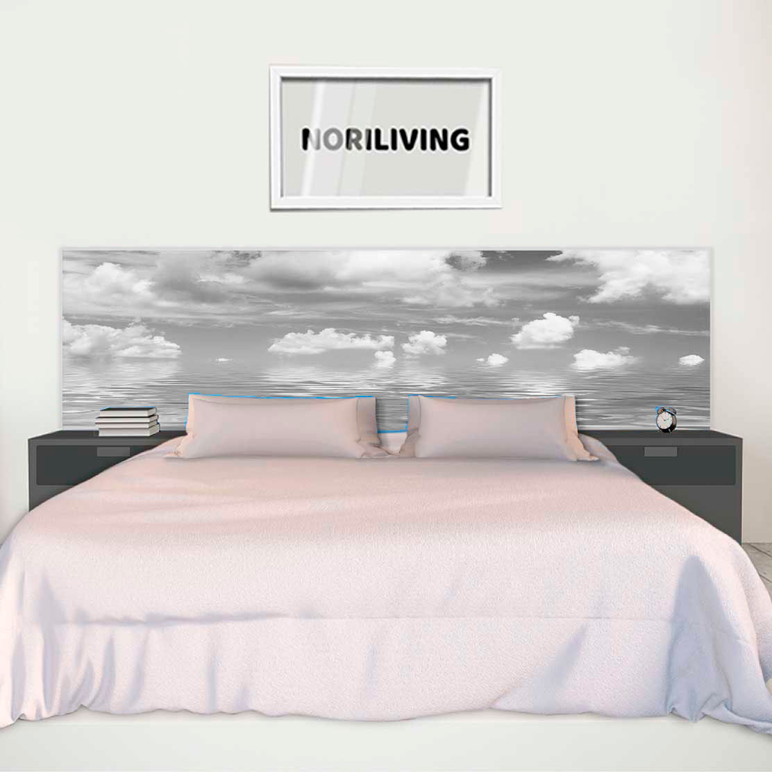 im Schlafzimmer eingebaute Bettrückwand mit Motiv Blauer Himmel 468 schwarz-weiß